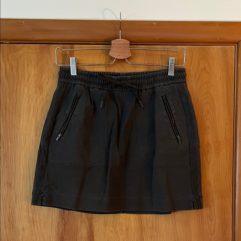 Athleta Size 2 Washed Gray Skirt w/ Zip Pockets and Drawstring Elastic Waist